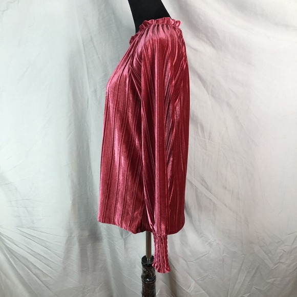 CABLE & GAUGE Sie Medium Ribbed Velvet Smocked Cuff Long Sleeve Keyhole Blouse - Picture 3 of 10